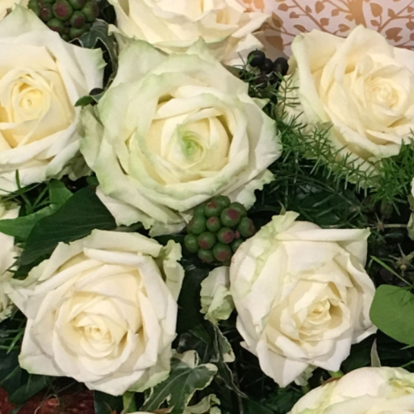 Urnenkranz weiße Rosen, vorne abfließend Bild 2