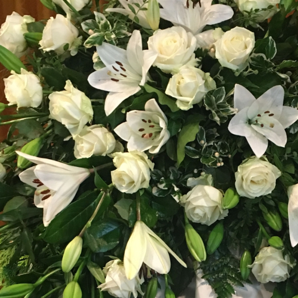 Trauerkranz weiße Lilien, Rosen Bild 2
