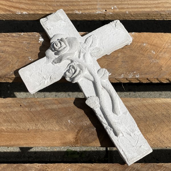 Kreuz aus Beton Bild 1